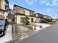 �J�����E�S�R��ꒆ�G���A�̃��t�H�[���ς�4LDK�I�쓹�H�ɖʂ��Ă���A���邭��������̗ǂ��Z�܂��ł��BLDK�͂�Ƃ��17���A���ԃX�y�[�X��3�䕪���m�ہB�Z�u���C���u���S�R�j���X�܂Ŗ�100m�ƁA������Ƃ������������ɂ��֗��ł��B2024�N11���ɐ����E�����E�O���̃��t�H�[�������{���Ă��܂��B